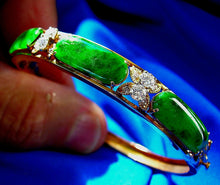 Load image into Gallery viewer, 7.35 carat Earth mined Jade and Diamond Antique Art Deco Design Bangle Bracelet 18k Gold
