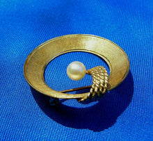 Load image into Gallery viewer, Elegant Vintage Design Pearl Brooch Unique Hand Crafted Solid 14k Gold Pin