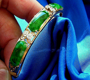 7.35 carat Earth mined Jade and Diamond Antique Art Deco Design Bangle Bracelet 18k Gold